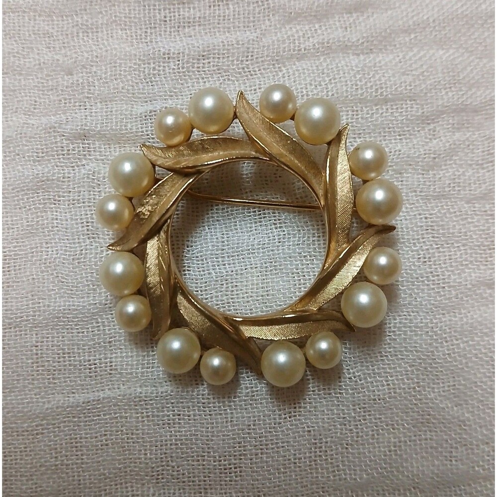 Vintage Crown Trifari Brushed Gold-Tone Faux Pearl Leaf Brooch Pin 1.5"